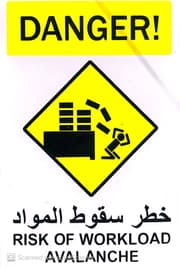 لوحة ارشادية خطر سقوط المواد مقاس 20-30 من البلاستيك المقوى product image